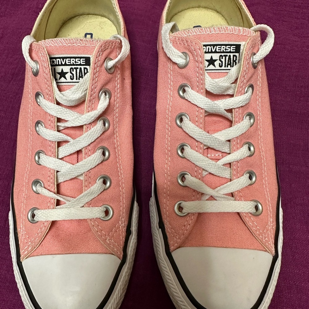 Women’s pink Converse